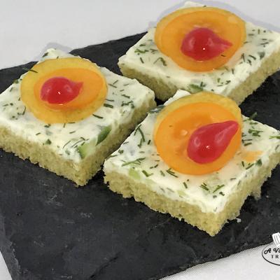 Canapé fromage poivrons goutte