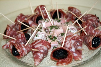 Mini Brochettes salami-pruneaux