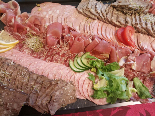 15 Idées Pour Présenter un Beau Plateau de Charcuterie (Et Impressionner  Vos Invités).