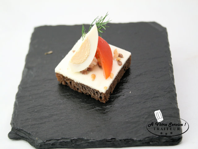 Canape tomate cerise et oeuf de caille