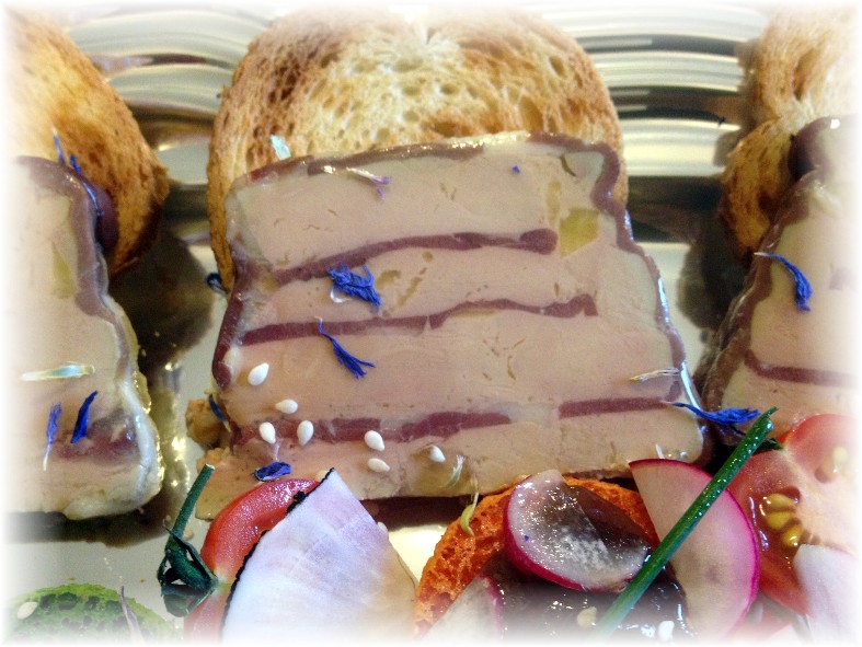 Foie gras en mille feuilles de magret fumé