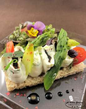 Tartine de chevre frais cebettes et asperge 1